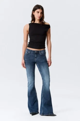 Katsumi Low Rise Slim Flared Leg Jeans – Peak Blue – Mittelblau