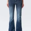 Katsumi Low Rise Slim Flared Leg Jeans – Peak Blue – Mittelblau Katsumi Low Rise Slim Flared Leg Jeans – Peak Blue – Mittelblau
