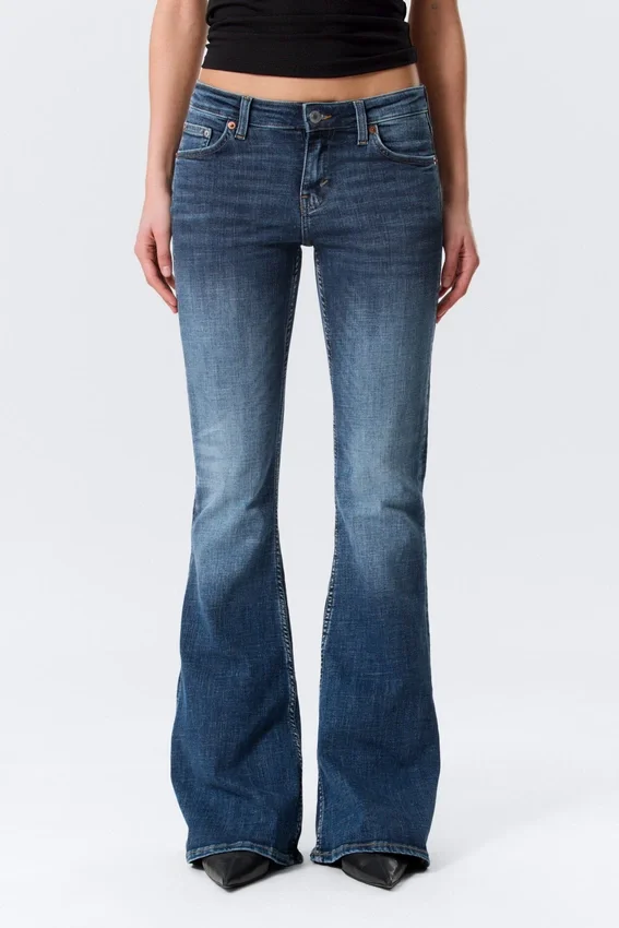 Katsumi Low Rise Slim Flared Leg Jeans – Peak Blue – Mittelblau Katsumi Low Rise Slim Flared Leg Jeans – Peak Blue – Mittelblau