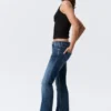 Katsumi Low Rise Slim Flared Leg Jeans – Peak Blue – Mittelblau Katsumi Low Rise Slim Flared Leg Jeans – Peak Blue – Mittelblau