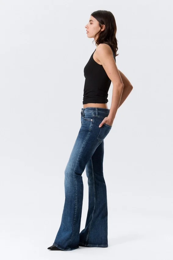 Katsumi Low Rise Slim Flared Leg Jeans – Peak Blue – Mittelblau Katsumi Low Rise Slim Flared Leg Jeans – Peak Blue – Mittelblau