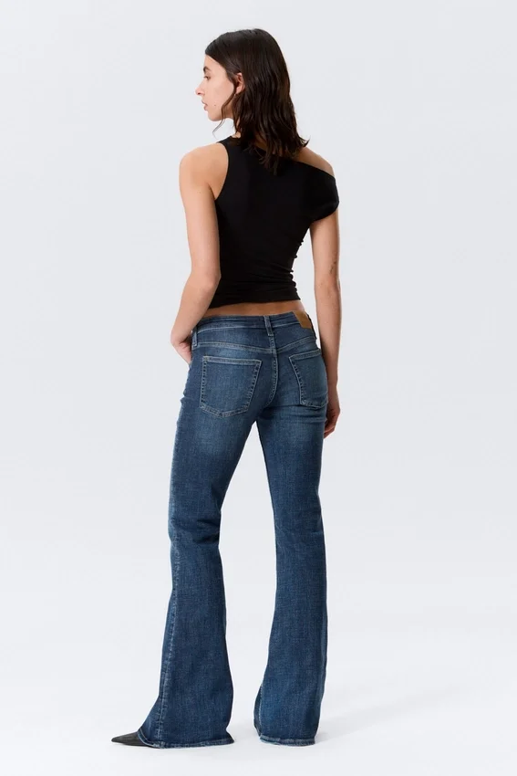 Katsumi Low Rise Slim Flared Leg Jeans – Peak Blue – Mittelblau Katsumi Low Rise Slim Flared Leg Jeans – Peak Blue – Mittelblau