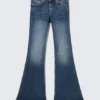 Katsumi Low Rise Slim Flared Leg Jeans – Peak Blue – Mittelblau Katsumi Low Rise Slim Flared Leg Jeans – Peak Blue – Mittelblau