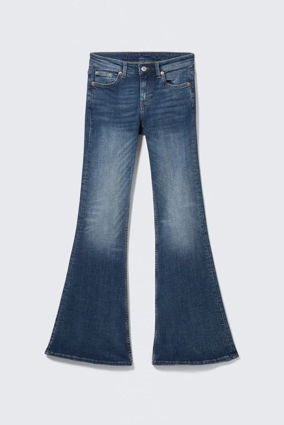 Katsumi Low Rise Slim Flared Leg Jeans – Peak Blue – Mittelblau Katsumi Low Rise Slim Flared Leg Jeans – Peak Blue – Mittelblau