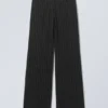Keel-Hose mit niedriger Leibhöhe – Schwarz mit Nadelstreifen Keel-Hose mit niedriger Leibhöhe – Schwarz mit Nadelstreifen
