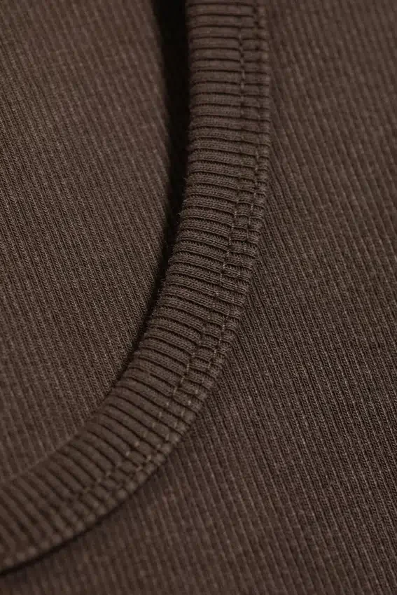 Klassisches geripptes Tanktop – Dunkelbraun Klassisches geripptes Tanktop – Dunkelbraun