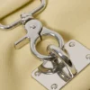 Kleine, locker sitzende Schultertasche mit Verschluss – Hellgelb Kleine, locker sitzende Schultertasche mit Verschluss – Hellgelb