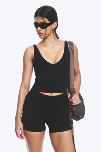 Kroppes Sport-Top mit tiefem Ausschnitt – Schwarz