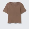 Kürzliches bedrucktes T-Shirt aus geripptem Baumwollstoff – gewaschen, dunkelbraun Kürzliches bedrucktes T-Shirt aus geripptem Baumwollstoff – gewaschen, dunkelbraun