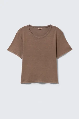 Kürzliches bedrucktes T-Shirt aus geripptem Baumwollstoff – gewaschen, dunkelbraun