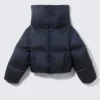 Kurze Daunenjacke mit hohem Kragen – Dunkelblau