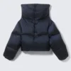 Kurze Daunenjacke mit hohem Kragen – Dunkelblau