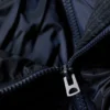 Kurze Daunenjacke mit hohem Kragen – Dunkelblau