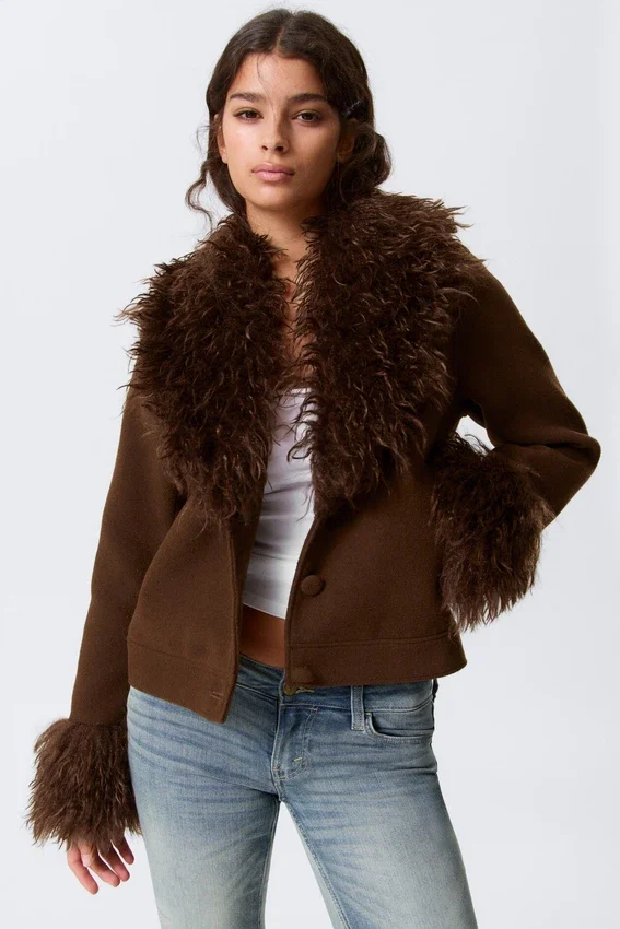 Kurze Jacke mit Kunstfellbesatz – Dunkelbraun Kurze Jacke mit Kunstfellbesatz – Dunkelbraun
