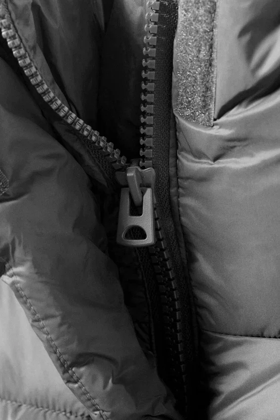 Kurze Oversize-Daunenjacke – Grau Kurze Oversize-Daunenjacke – Grau