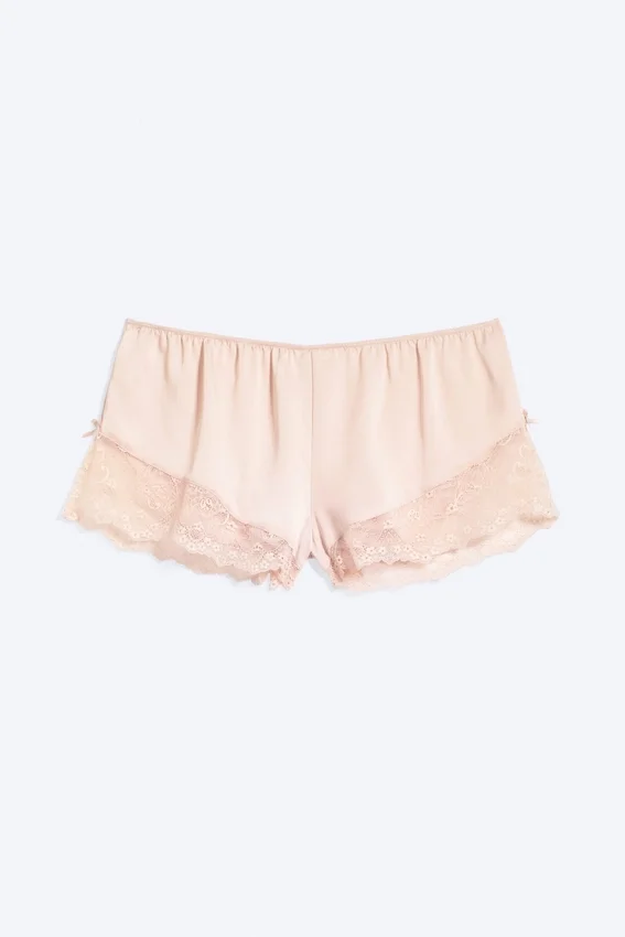 Kurze Satin-Spitzen-Shorts – Hellstaubiges Pfirsich Kurze Satin-Spitzen-Shorts – Hellstaubiges Pfirsich