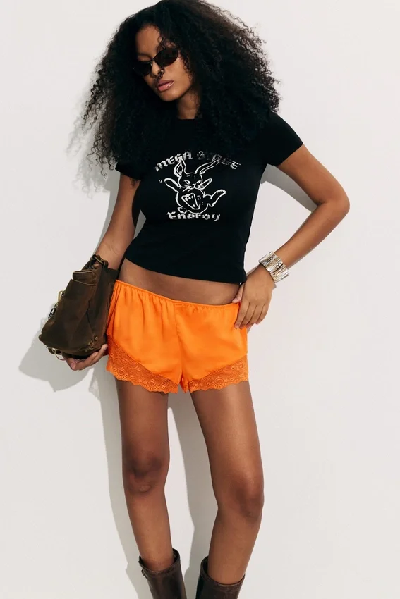 Kurze Satin-Spitzen-Shorts – Orange Kurze Satin-Spitzen-Shorts – Orange