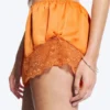 Kurze Satin-Spitzen-Shorts – Orange Kurze Satin-Spitzen-Shorts – Orange