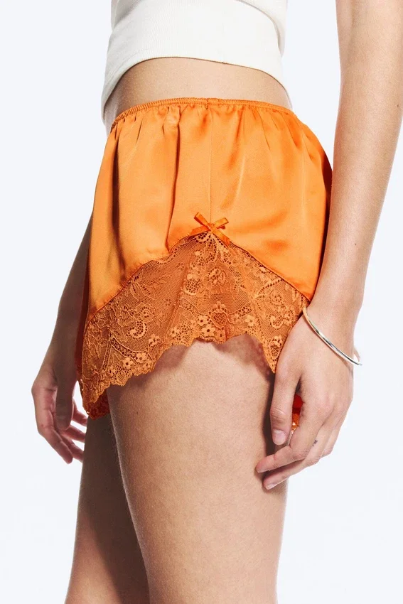 Kurze Satin-Spitzen-Shorts – Orange Kurze Satin-Spitzen-Shorts – Orange