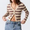 Kurze Strickjacke mit V-Ausschnitt – gestreift, braun Kurze Strickjacke mit V-Ausschnitt – gestreift, braun