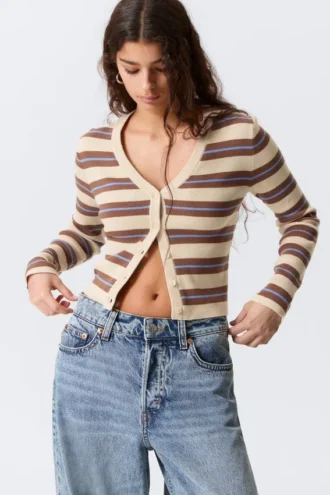 Kurze Strickjacke mit V-Ausschnitt – gestreift, braun Kurze Strickjacke mit V-Ausschnitt – gestreift, braun