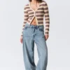 Kurze Strickjacke mit V-Ausschnitt – gestreift, braun Kurze Strickjacke mit V-Ausschnitt – gestreift, braun
