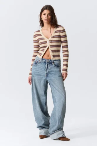 Kurze Strickjacke mit V-Ausschnitt – gestreift, braun Kurze Strickjacke mit V-Ausschnitt – gestreift, braun