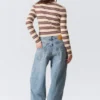 Kurze Strickjacke mit V-Ausschnitt – gestreift, braun Kurze Strickjacke mit V-Ausschnitt – gestreift, braun