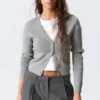 Kurze Strickjacke mit V-Ausschnitt – Grau meliert Kurze Strickjacke mit V-Ausschnitt – Grau meliert