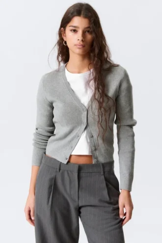 Kurze Strickjacke mit V-Ausschnitt – Grau meliert Kurze Strickjacke mit V-Ausschnitt – Grau meliert