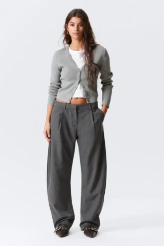 Kurze Strickjacke mit V-Ausschnitt – Grau meliert Kurze Strickjacke mit V-Ausschnitt – Grau meliert
