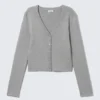Kurze Strickjacke mit V-Ausschnitt – Grau meliert Kurze Strickjacke mit V-Ausschnitt – Grau meliert