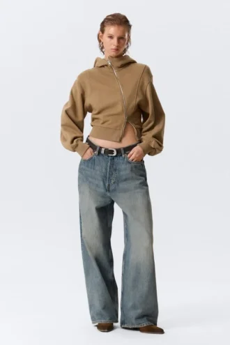 Kurzer, asymmetrischer Kapuzenpullover mit Reißverschluss – gewaschenes Dunkelbeige Kurzer, asymmetrischer Kapuzenpullover mit Reißverschluss – gewaschenes Dunkelbeige