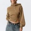 Kurzer, asymmetrischer Kapuzenpullover mit Reißverschluss – gewaschenes Dunkelbeige Kurzer, asymmetrischer Kapuzenpullover mit Reißverschluss – gewaschenes Dunkelbeige
