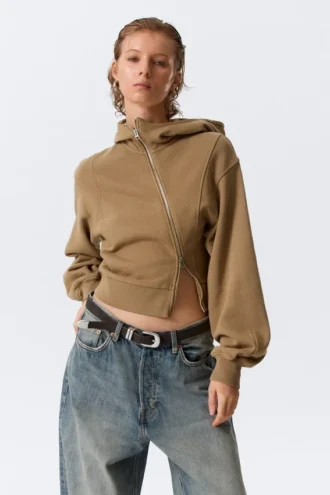 Kurzer, asymmetrischer Kapuzenpullover mit Reißverschluss – gewaschenes Dunkelbeige Kurzer, asymmetrischer Kapuzenpullover mit Reißverschluss – gewaschenes Dunkelbeige