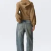 Kurzer, asymmetrischer Kapuzenpullover mit Reißverschluss – gewaschenes Dunkelbeige Kurzer, asymmetrischer Kapuzenpullover mit Reißverschluss – gewaschenes Dunkelbeige