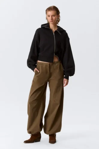 Kurzer asymmetrischer Kapuzenpullover mit Reißverschluss – Schwarz Kurzer asymmetrischer Kapuzenpullover mit Reißverschluss – Schwarz