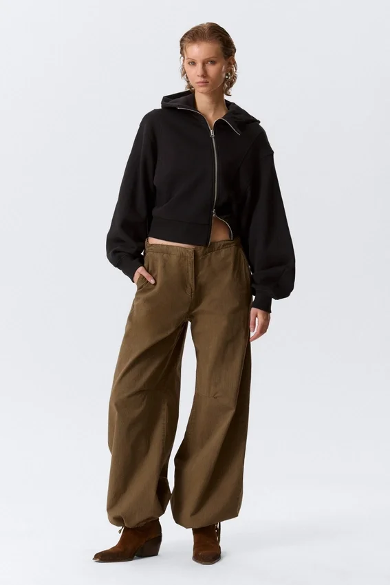 Kurzer asymmetrischer Kapuzenpullover mit Reißverschluss – Schwarz Kurzer asymmetrischer Kapuzenpullover mit Reißverschluss – Schwarz