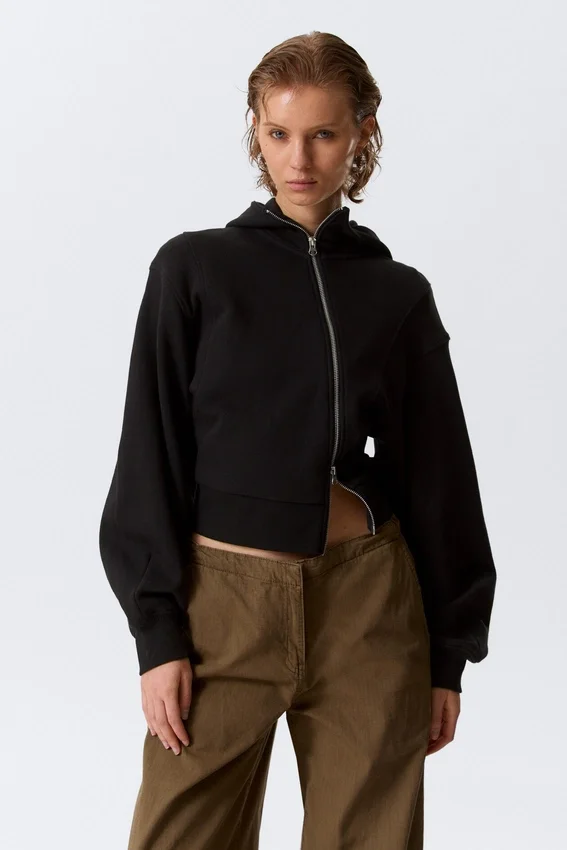 Kurzer asymmetrischer Kapuzenpullover mit Reißverschluss – Schwarz Kurzer asymmetrischer Kapuzenpullover mit Reißverschluss – Schwarz