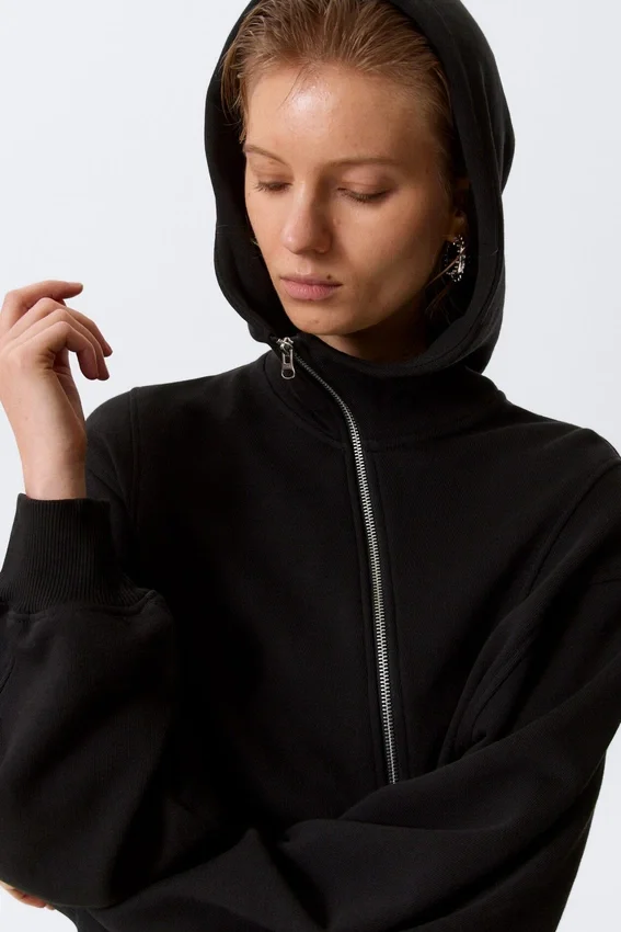 Kurzer asymmetrischer Kapuzenpullover mit Reißverschluss – Schwarz Kurzer asymmetrischer Kapuzenpullover mit Reißverschluss – Schwarz