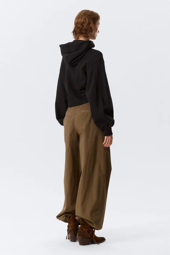 Kurzer asymmetrischer Kapuzenpullover mit Reißverschluss – Schwarz Kurzer asymmetrischer Kapuzenpullover mit Reißverschluss – Schwarz