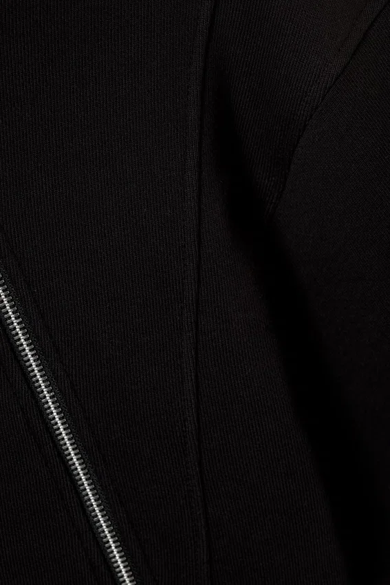 Kurzer asymmetrischer Kapuzenpullover mit Reißverschluss – Schwarz Kurzer asymmetrischer Kapuzenpullover mit Reißverschluss – Schwarz