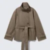 Kurzer, übergroßer Trenchcoat mit Trichterkragen – Staubgrau Kurzer, übergroßer Trenchcoat mit Trichterkragen – Staubgrau
