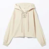 Kurzer Kapuzenpullover mit Schnürung – Hellbeige Kurzer Kapuzenpullover mit Schnürung – Hellbeige