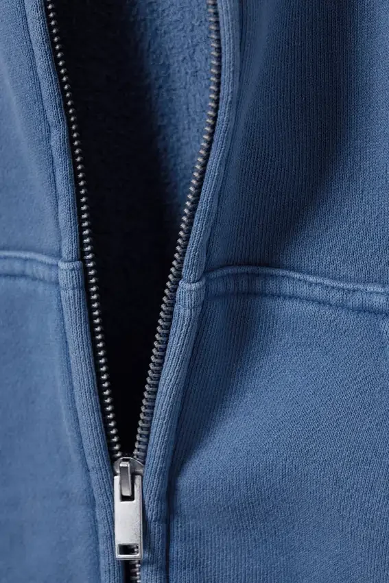 Kurzer, kastenförmiger Kapuzenpullover mit Reißverschluss – gewaschenes Blau Kurzer, kastenförmiger Kapuzenpullover mit Reißverschluss – gewaschenes Blau