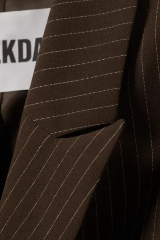Kurzer, taillierter Blazer – Dunkelbraun – Nadelstreifen