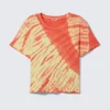 Kurzes bedrucktes T-Shirt aus gerippter Baumwolle – leuchtend rotes Tie-Dye Kurzes bedrucktes T-Shirt aus gerippter Baumwolle – leuchtend rotes Tie-Dye
