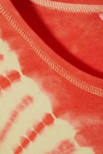 Kurzes bedrucktes T-Shirt aus gerippter Baumwolle – leuchtend rotes Tie-Dye