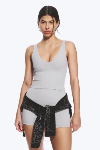 Kurzes Sport-Top mit tiefem Ausschnitt – Grau Kurzes Sport-Top mit tiefem Ausschnitt – Grau