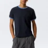 Kurzärmeliges Baumwoll-T-Shirt mit Kontrastbesatz – Dunkelblau – Hellblauer Rand Kurzärmeliges Baumwoll-T-Shirt mit Kontrastbesatz – Dunkelblau – Hellblauer Rand
